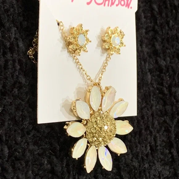 BETSEY JOHNSON SPARKLING DAISY NECKLACE AND EARRINGS SET! - Picture 3 of 11